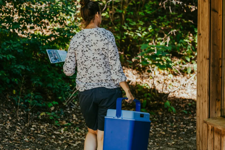 Vrouwmetkoelbox campinggeversduin